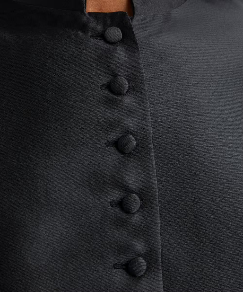 Strukturierte Satinbluse mit Schößchen – Schwarz 