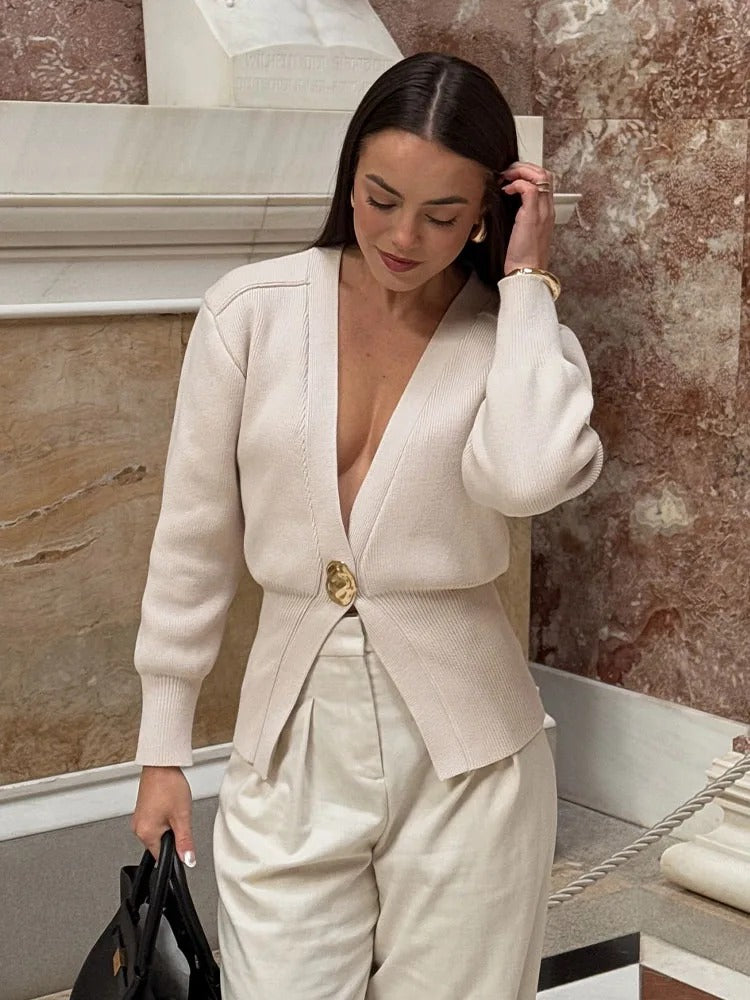 Cardigan cache-cœur en tricot sculpté – Boucle dorée et silhouette ajustée