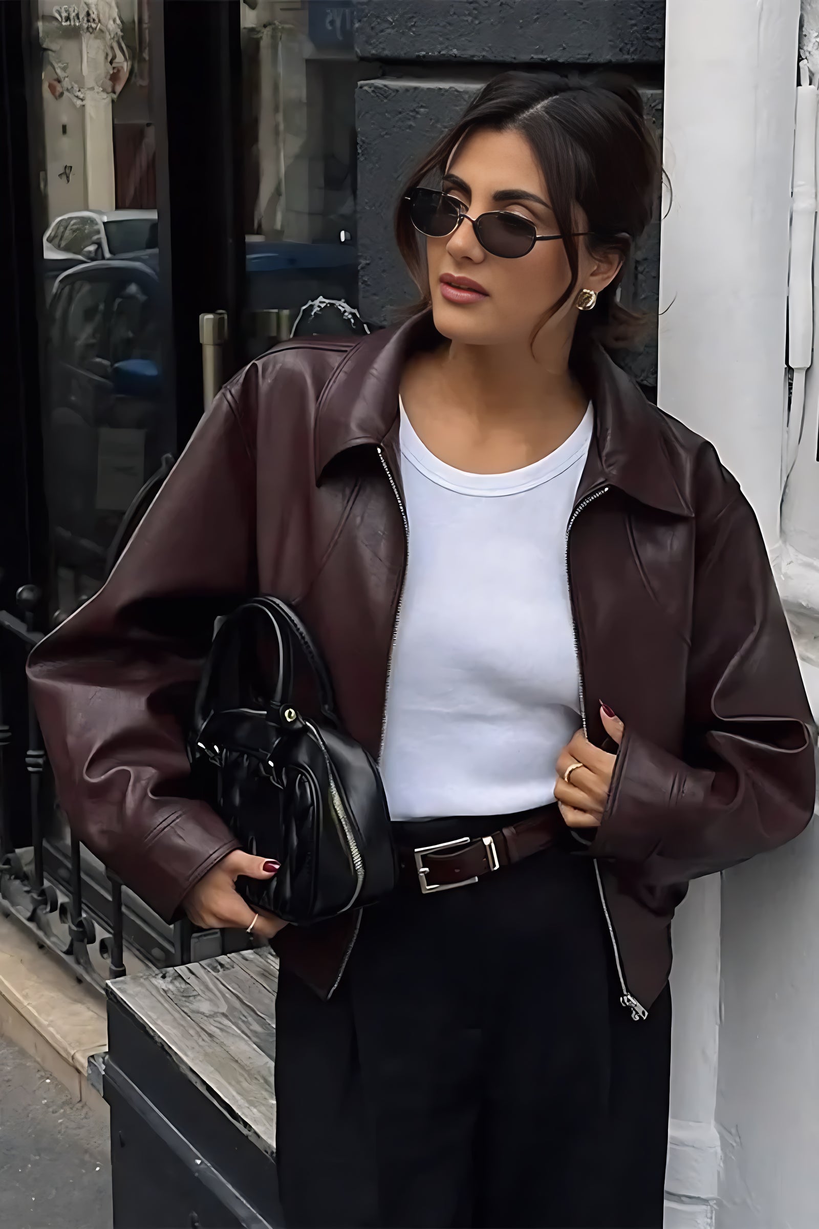 Vínově červená bunda z umělé kůže – minimalistické svrchní oblečení na zip