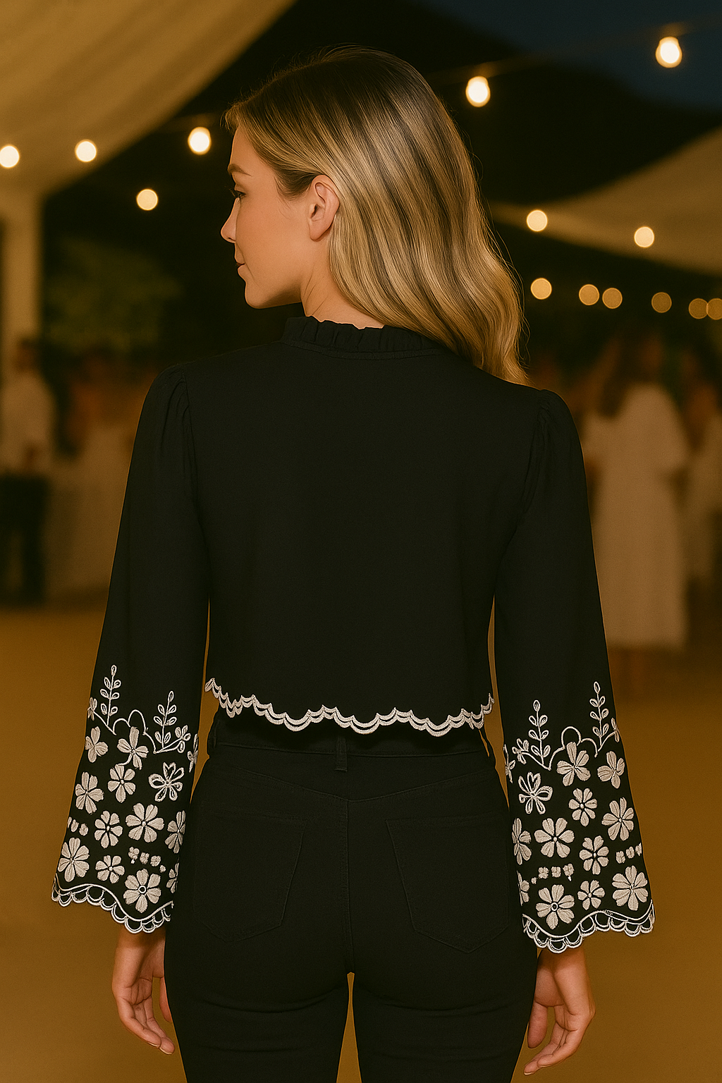 Dámská vyšívaná zkrácená halenka s výstřihem do V a šněrováním – letní retro elegantní top