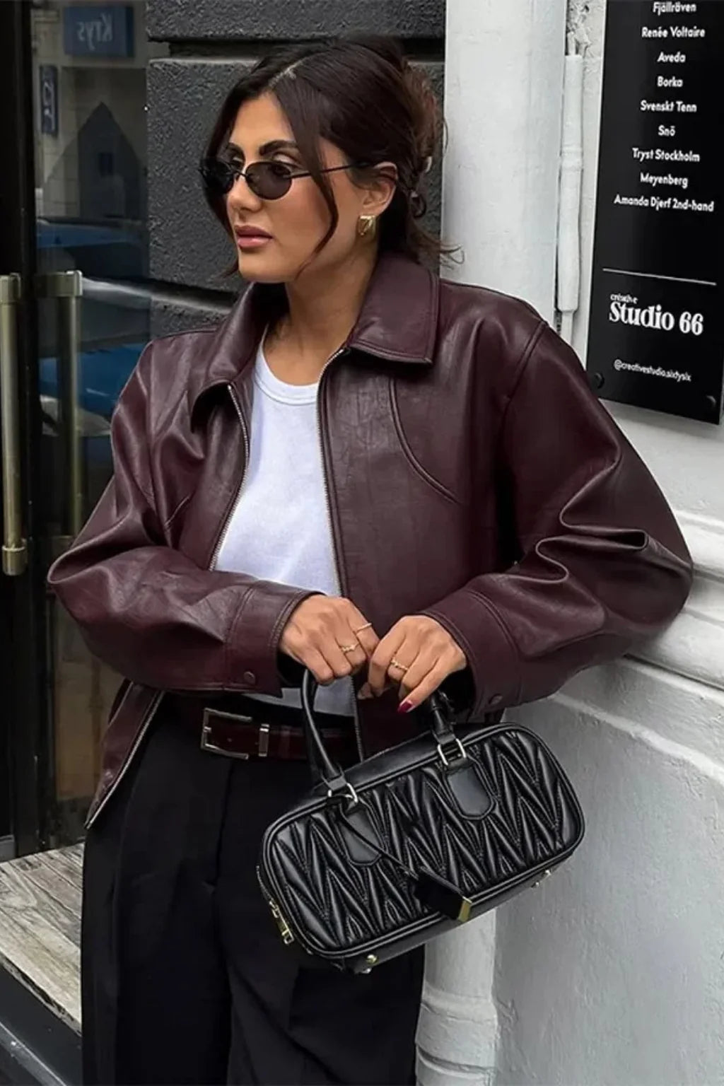 Vínově červená bunda z umělé kůže – minimalistické svrchní oblečení na zip