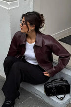 Vínově červená bunda z umělé kůže – minimalistické svrchní oblečení na zip