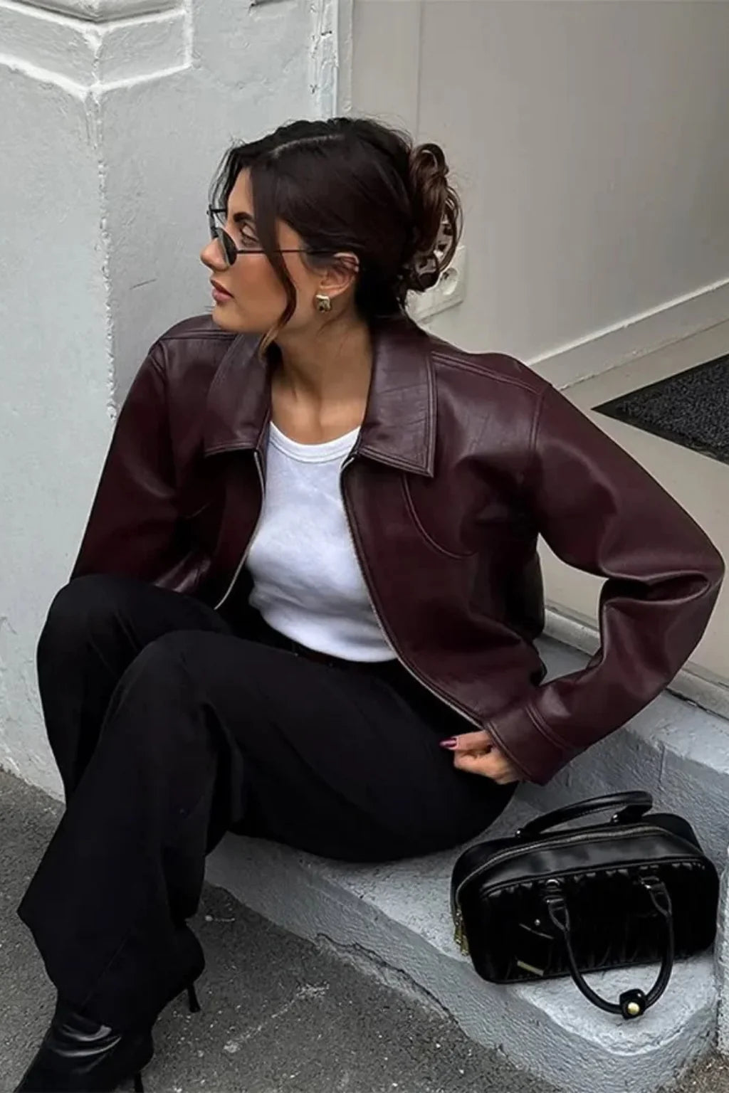 Vínově červená bunda z umělé kůže – minimalistické svrchní oblečení na zip