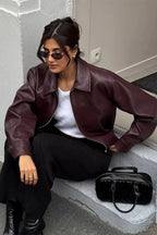 Vínově červená bunda z umělé kůže – minimalistické svrchní oblečení na zip