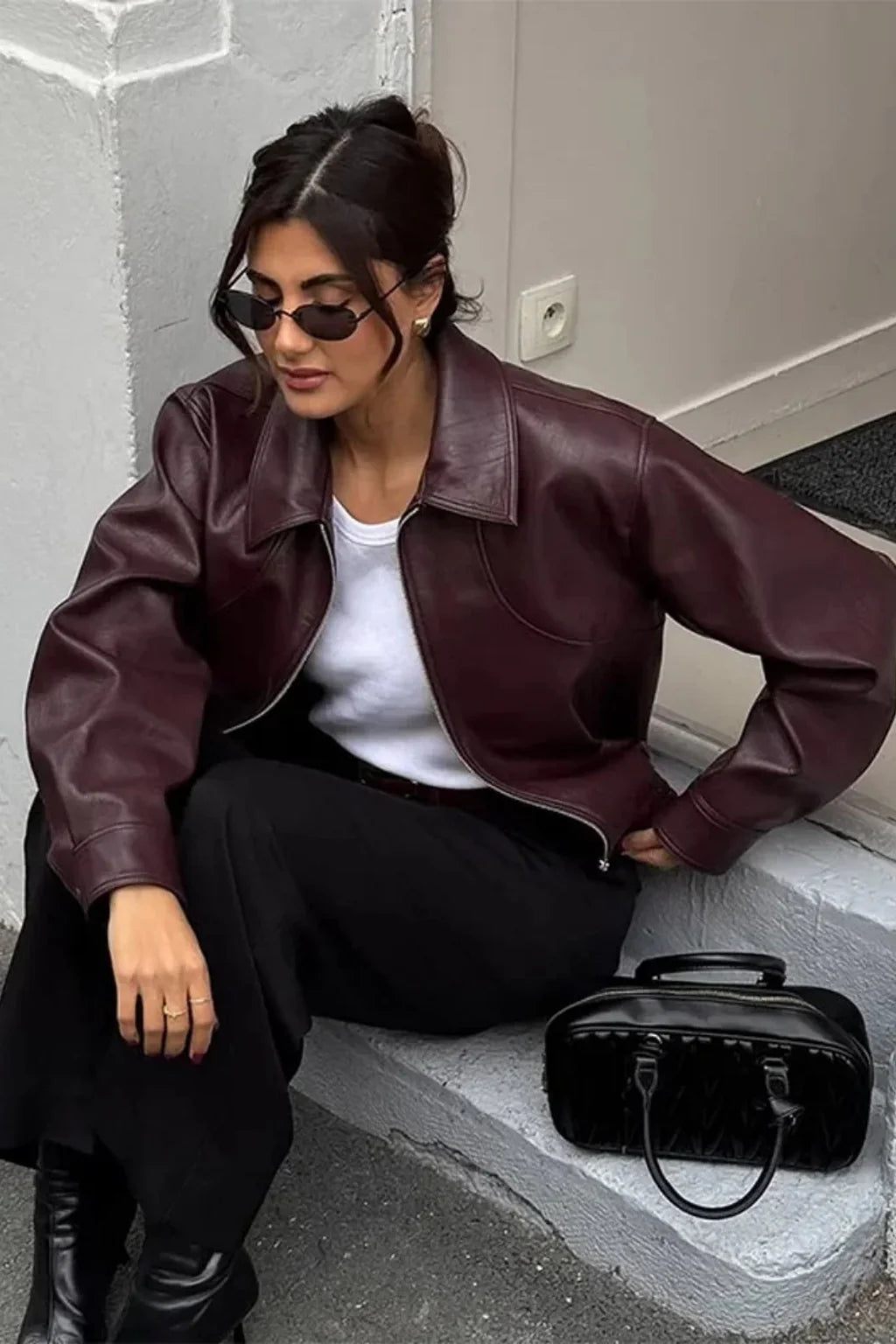 Vínově červená bunda z umělé kůže – minimalistické svrchní oblečení na zip