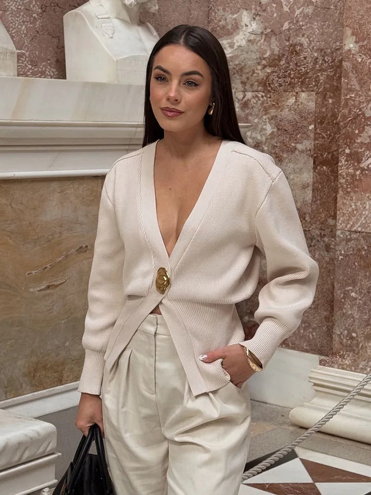 Cardigan cache-cœur en tricot sculpté – Boucle dorée et silhouette ajustée