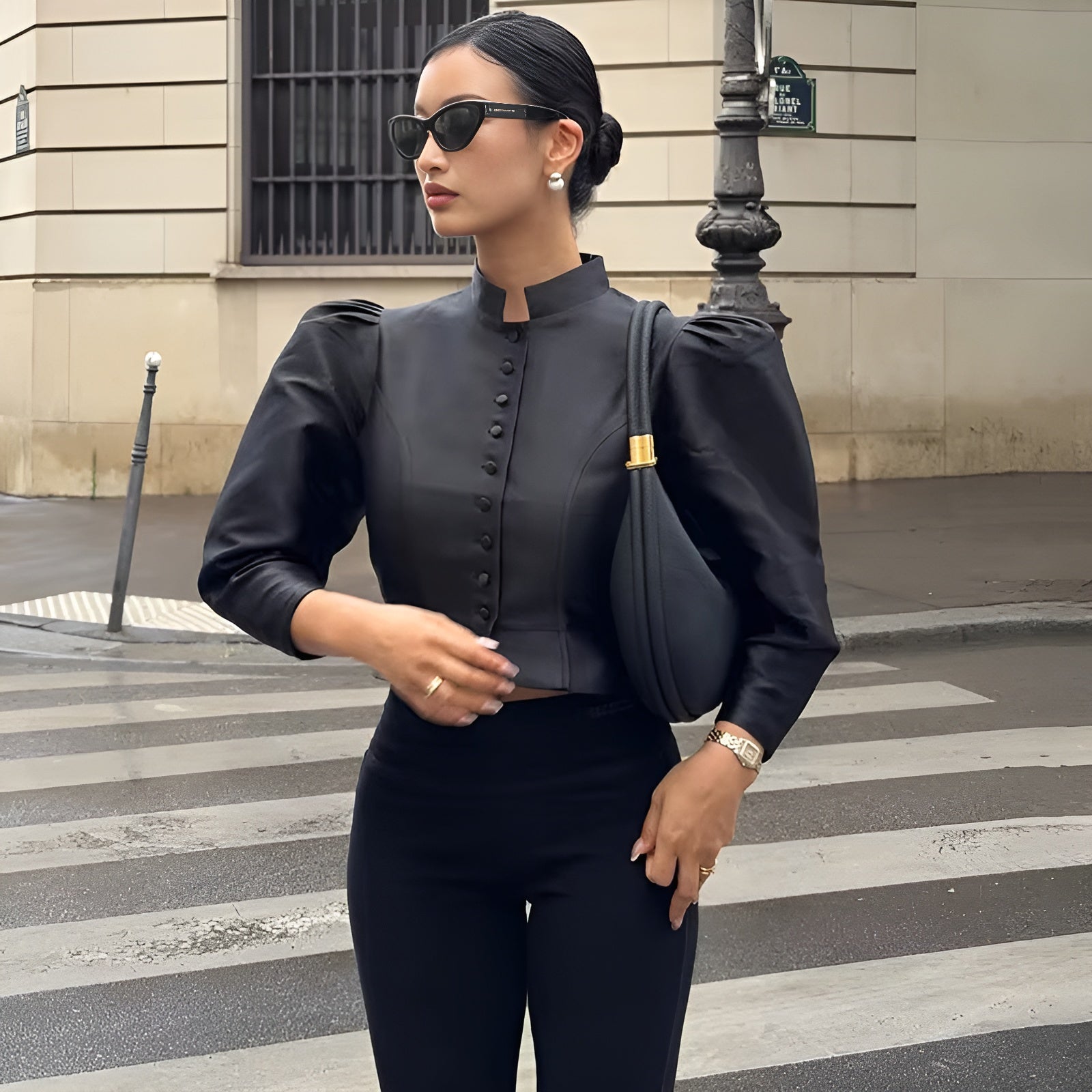 Strukturierte Satinbluse mit Schößchen – Schwarz 