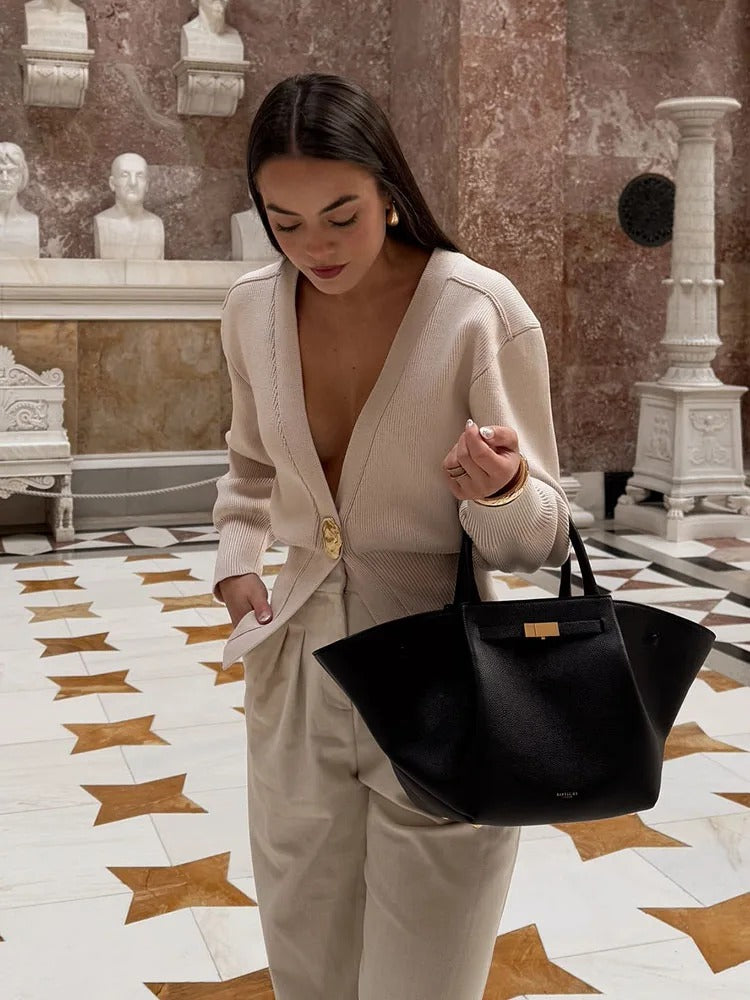 Cardigan cache-cœur en tricot sculpté – Boucle dorée et silhouette ajustée