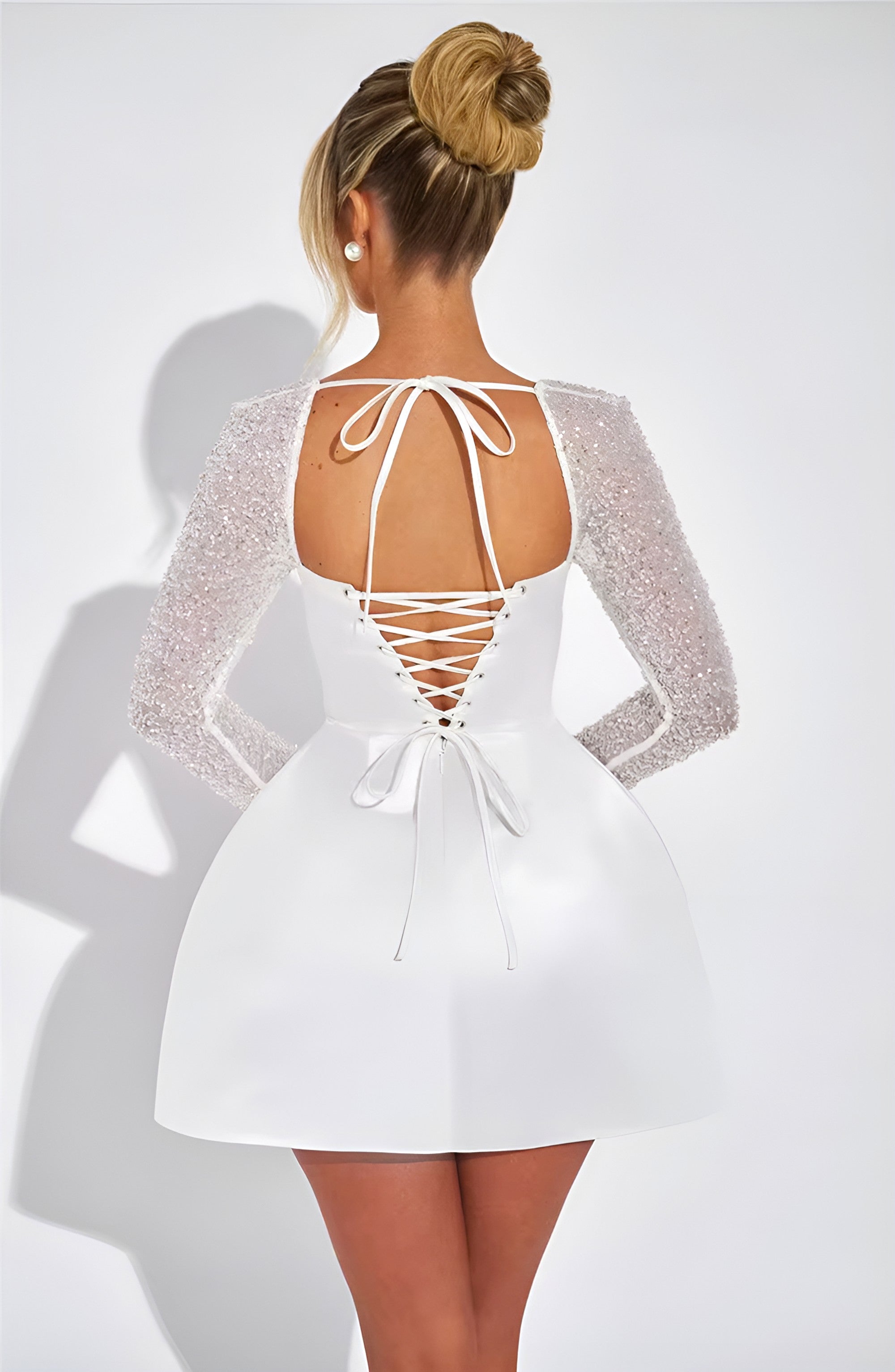 Minišaty s krajkovými rukávy a odhalenými zády