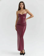 Vestido de cuero ajustado con tirantes: elegante vestido de cuero sintético ideal para salir de noche.