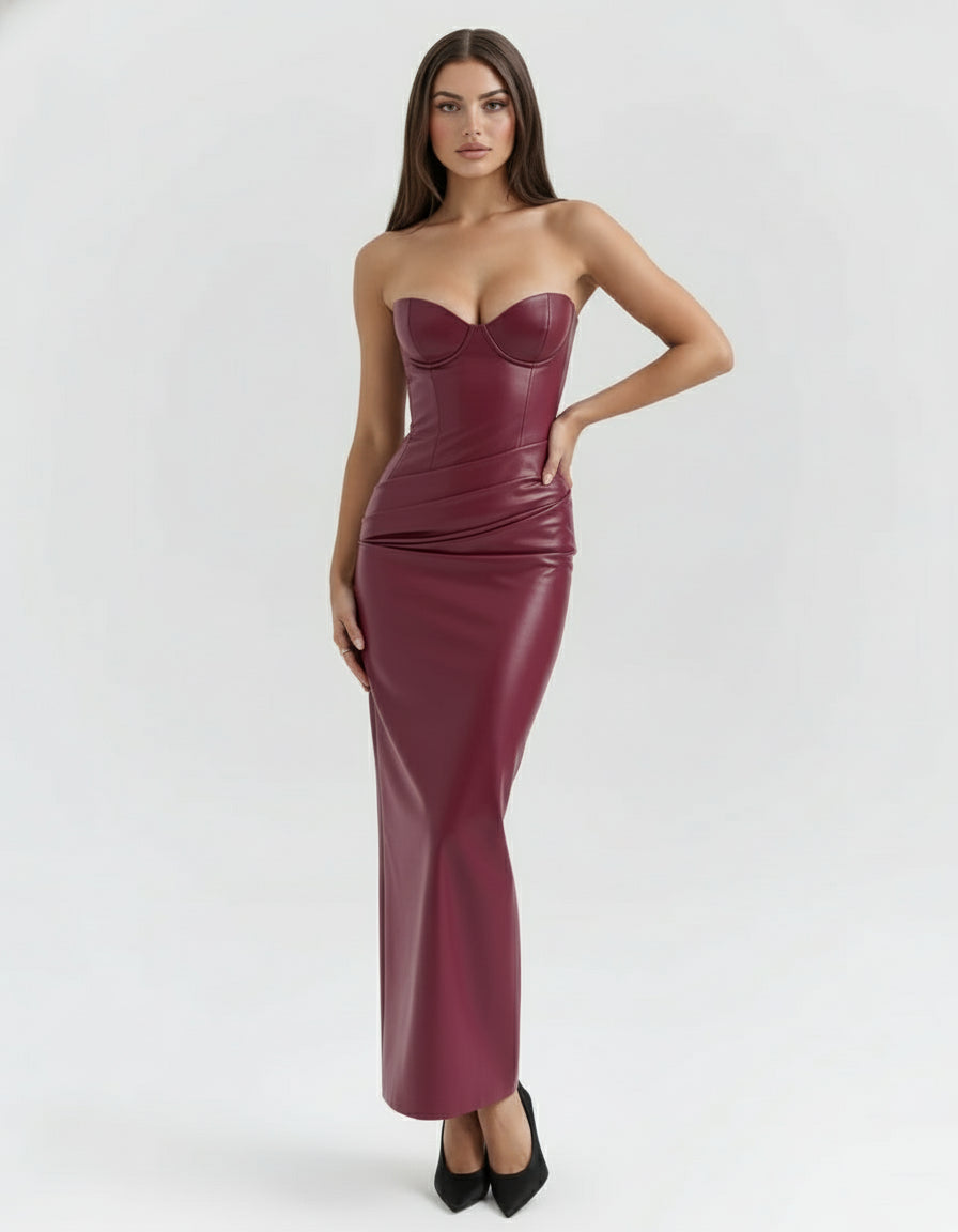 Vestido de cuero ajustado con tirantes: elegante vestido de cuero sintético ideal para salir de noche.