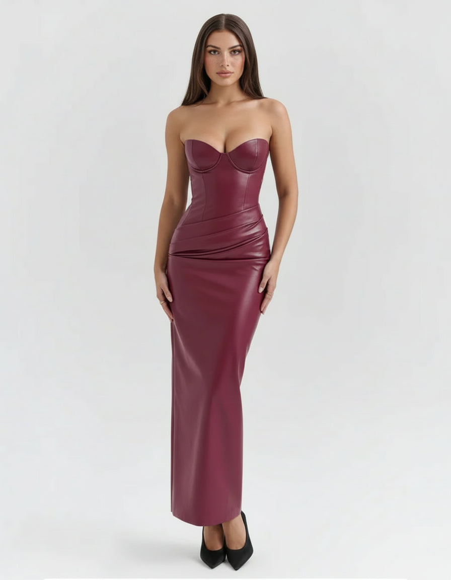 Vestido de cuero ajustado con tirantes: elegante vestido de cuero sintético ideal para salir de noche.