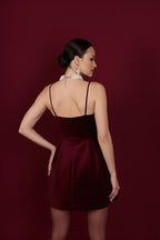 Minivestido VelvetCrush de corte lujoso con tirantes finos