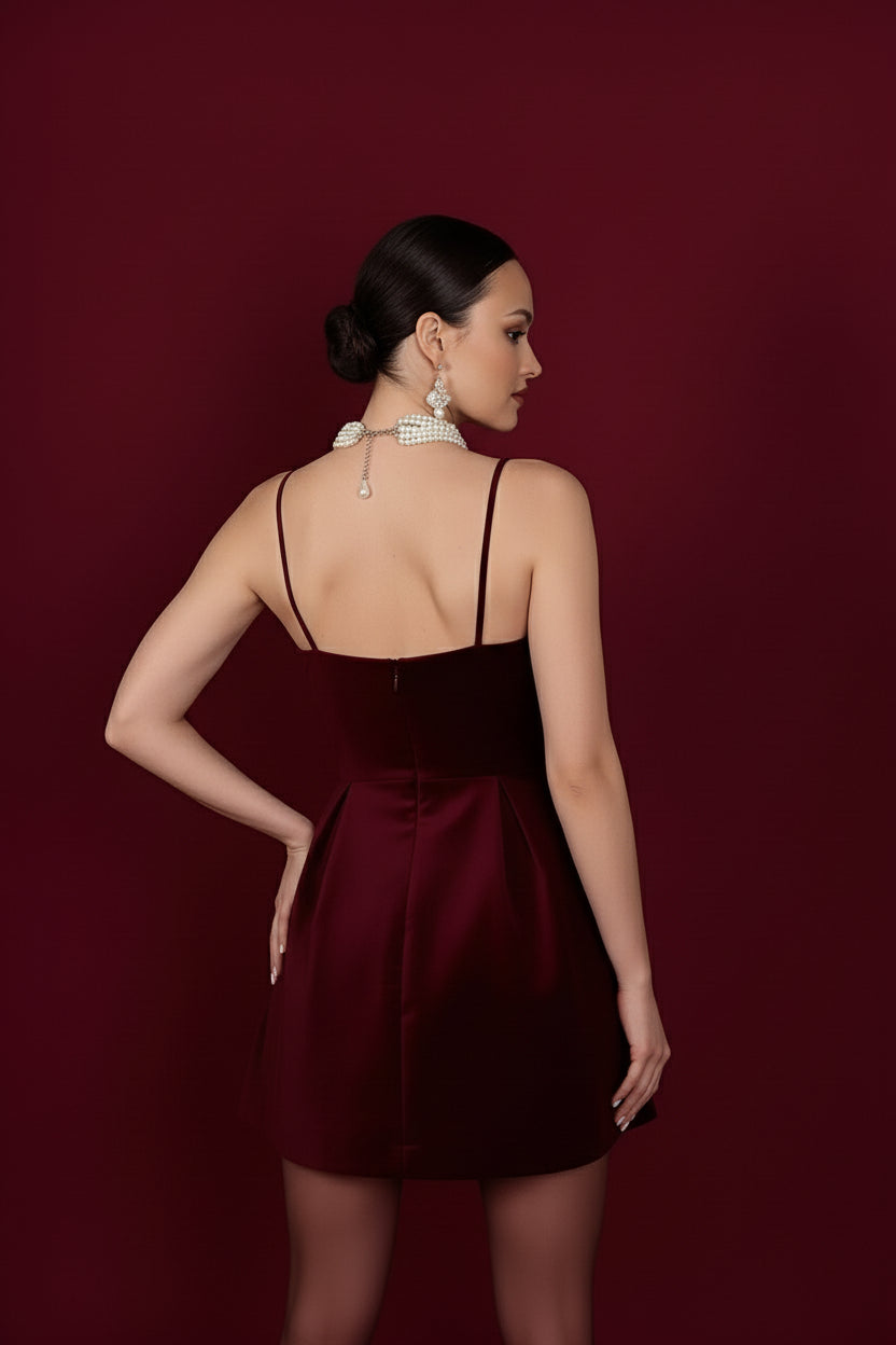 Minivestido VelvetCrush de corte lujoso con tirantes finos