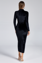 Elegante vestido midi de terciopelo con cuello alto y abertura en el muslo