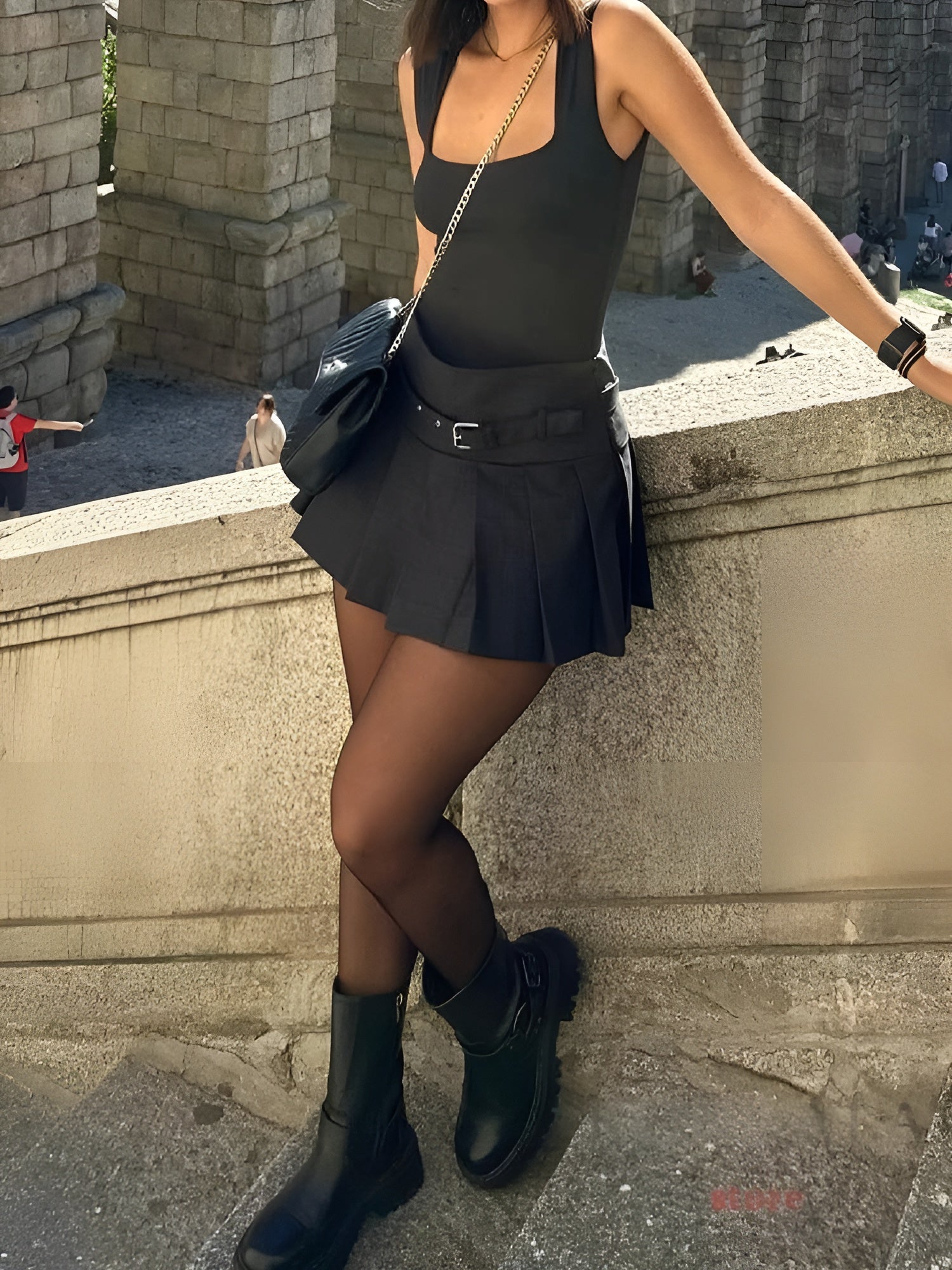 Plisovaná minisukně s vysokým pasem a páskem – elegantní pouliční styl 