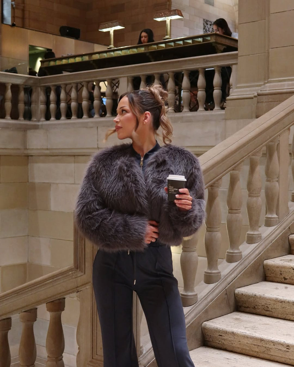 Veste courte d'hiver en fourrure pelucheuse pour femme – Manteau épais et décontracté avec poches et col rond