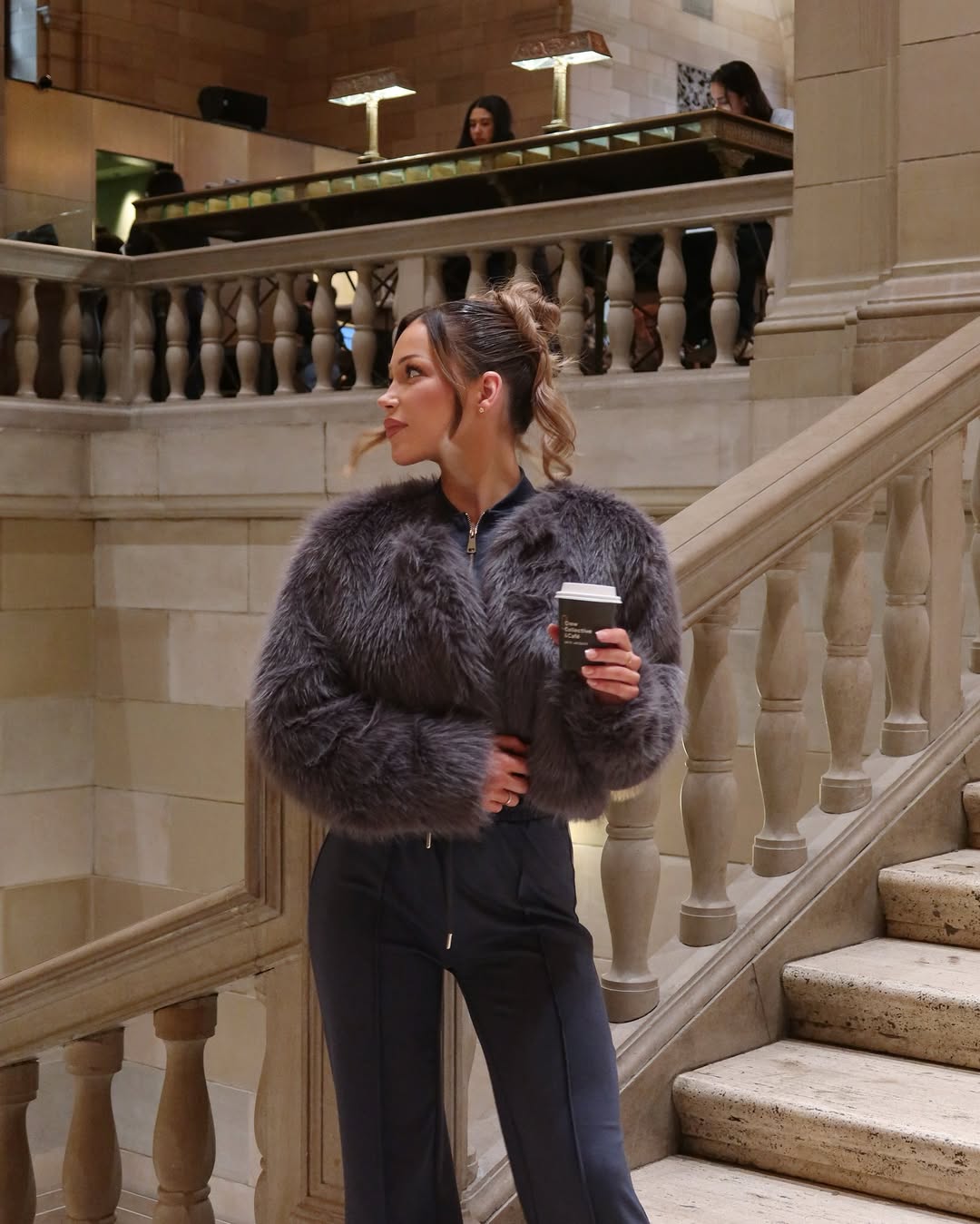 Veste courte d'hiver en fourrure pelucheuse pour femme – Manteau épais et décontracté avec poches et col rond