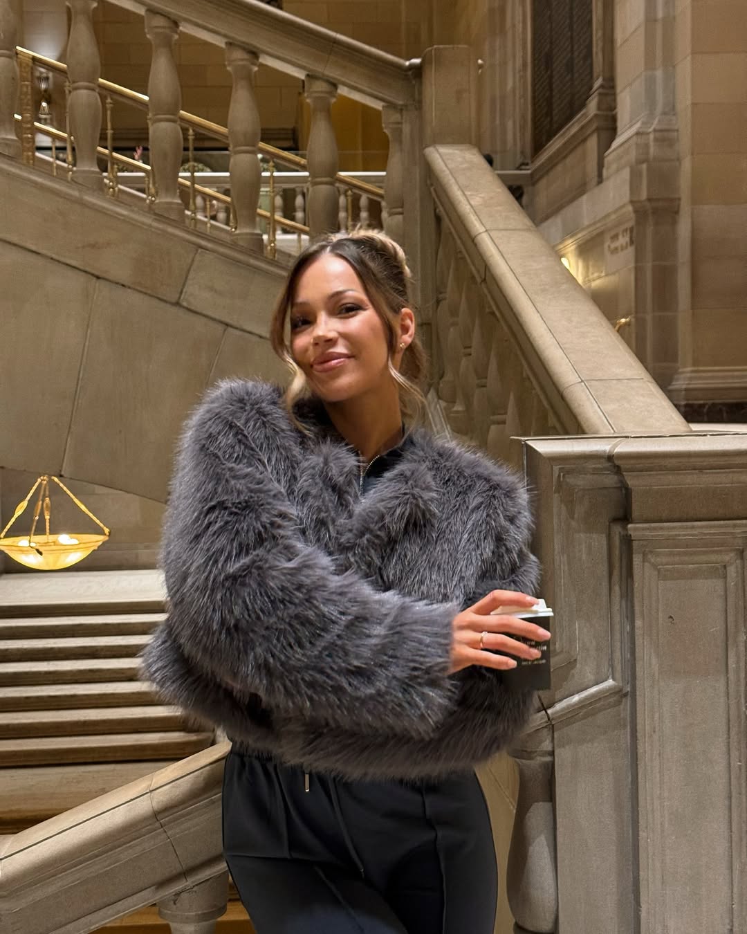 Veste courte d'hiver en fourrure pelucheuse pour femme – Manteau épais et décontracté avec poches et col rond