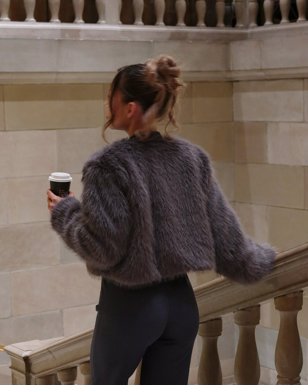Veste courte d'hiver en fourrure pelucheuse pour femme – Manteau épais et décontracté avec poches et col rond