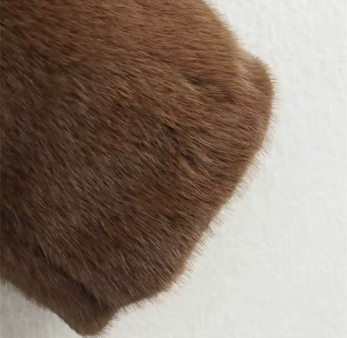 Luxusní syntetický kožich – měkká síla a zimní lesk