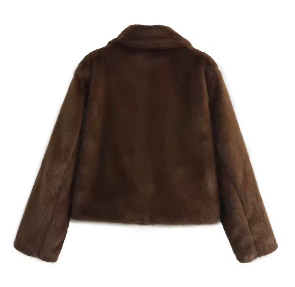 Luxuriöser Kunstpelzmantel – Soft Power &amp; Winter Glam