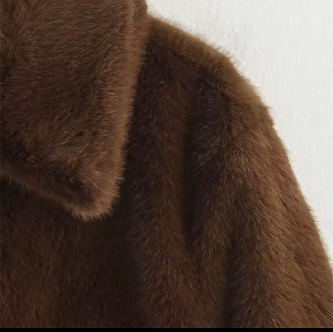 Luxuriöser Kunstpelzmantel – Soft Power &amp; Winter Glam
