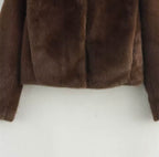 Luxuriöser Kunstpelzmantel – Soft Power &amp; Winter Glam