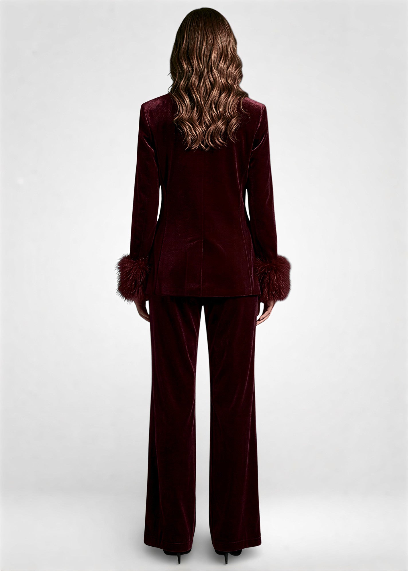 Elegantes Set aus Samtblazer und weit geschnittener Hose mit Pelzbesatz
