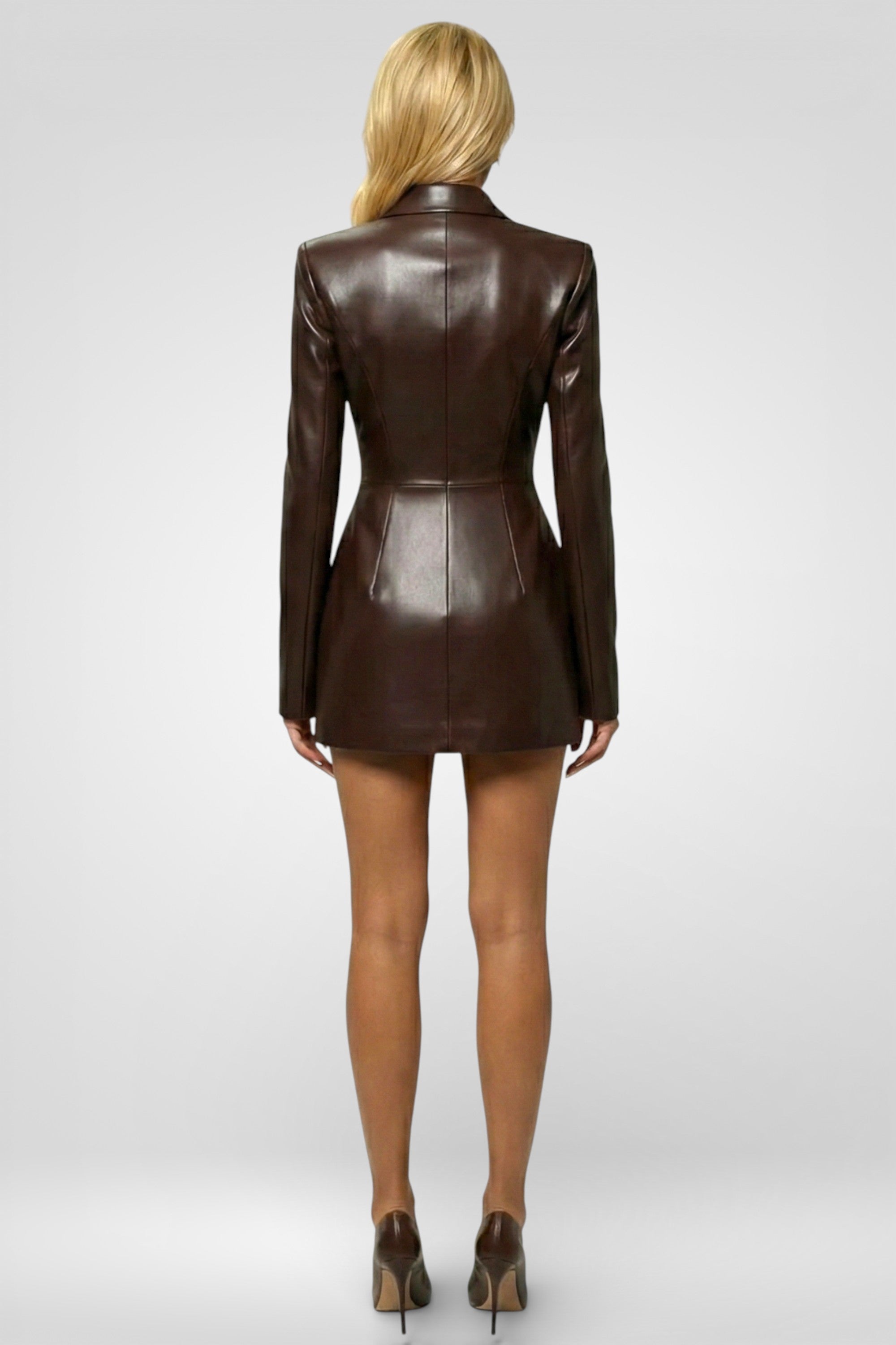 Asymmetrisches Blazer-Kleid aus Leder mit Taillenbetonung