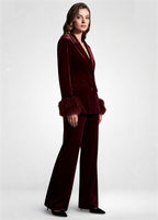 Elegantes Set aus Samtblazer und weit geschnittener Hose mit Pelzbesatz