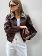 Weinrote Kunstlederjacke – Minimalistische Oberbekleidung mit Reißverschluss