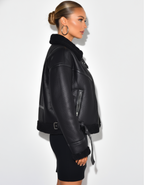 Motorkářská bunda z umělé kůže – střih s páskem a podšívkou z ovčí kůže