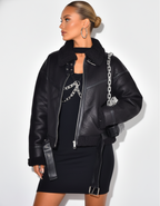 Motorkářská bunda z umělé kůže – střih s páskem a podšívkou z ovčí kůže