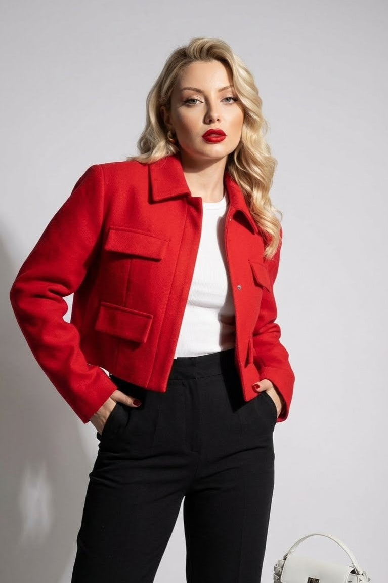 Kräftige rote Y2K-Jacke – verkürzter, kastenförmiger Schnitt mit Kragendetail