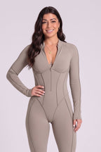 Geformter Kompressions-Jumpsuit mit Reißverschluss – Beige