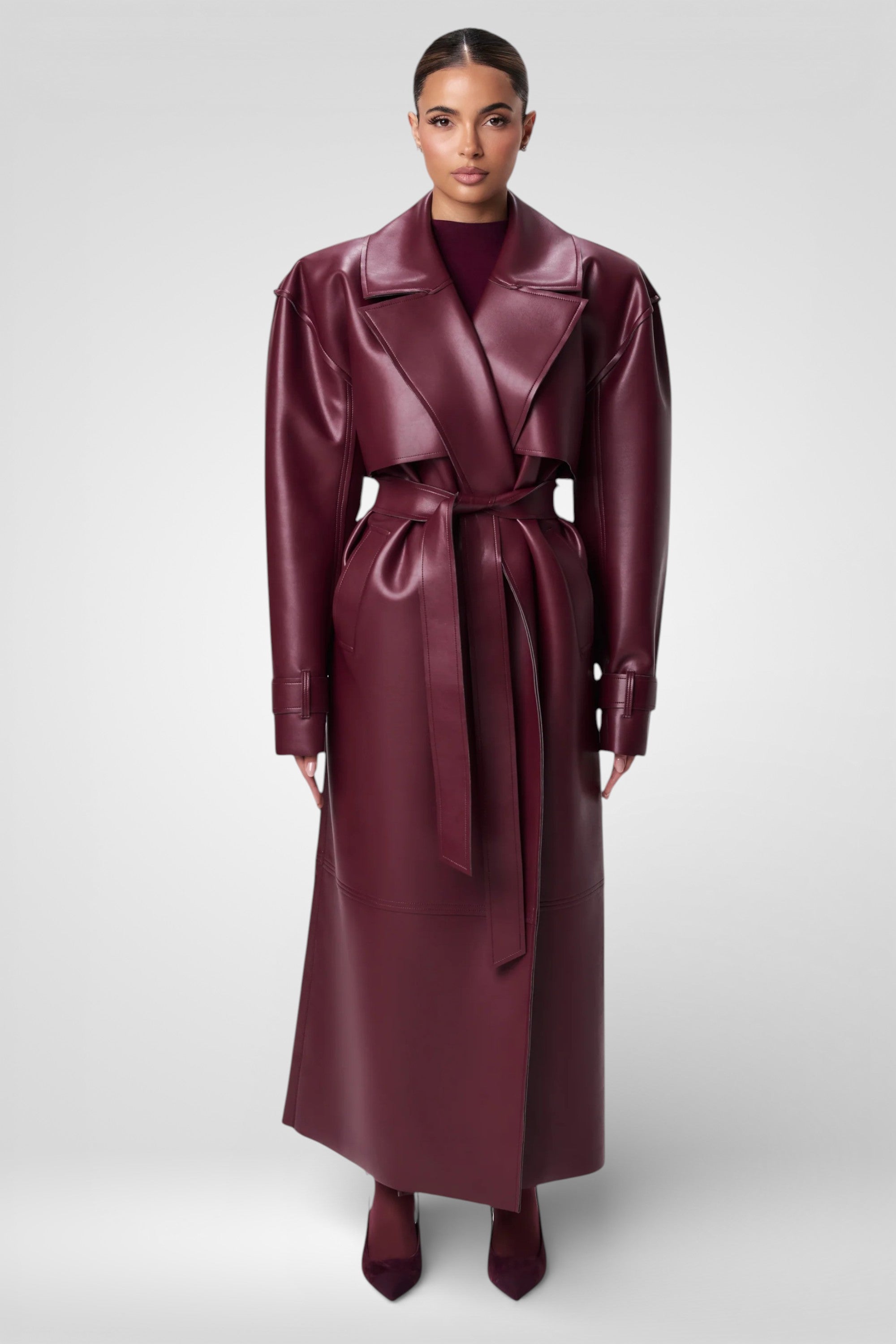 Pflaumenfarbener Trenchcoat mit Gürtel – Luxuriöser, langer Statement-Mantel aus PU-Leder