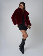 Abrigo de piel vegano de lujo: look glamuroso de invierno de gran tamaño