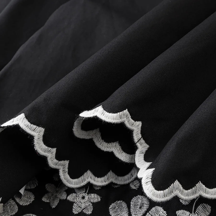 Dámská vyšívaná zkrácená halenka s výstřihem do V a šněrováním – letní retro elegantní top