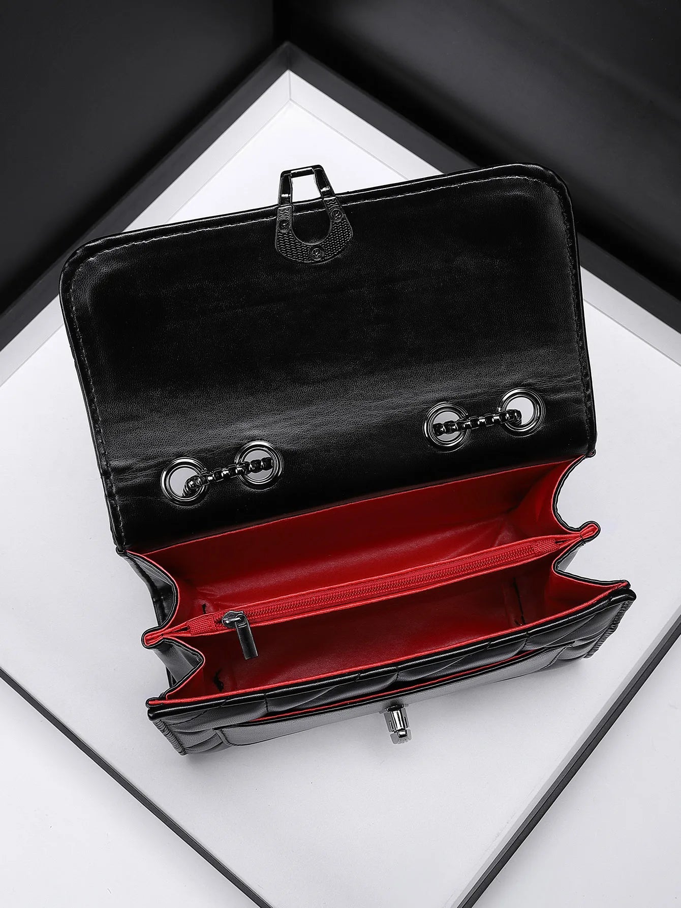 Dámská prošívaná crossbody kabelka z umělé kůže s retro překlopením – luxusní kabelka přes rameno s řetízkem