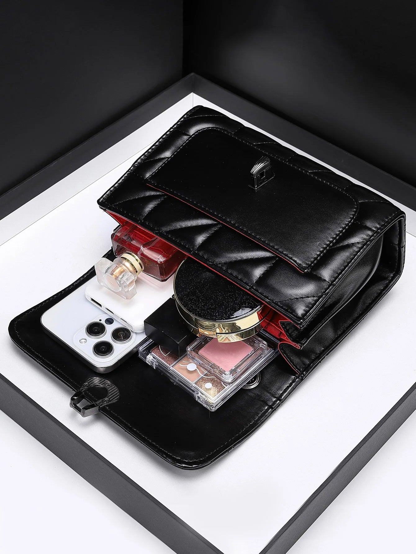 Dámská prošívaná crossbody kabelka z umělé kůže s retro překlopením – luxusní kabelka přes rameno s řetízkem