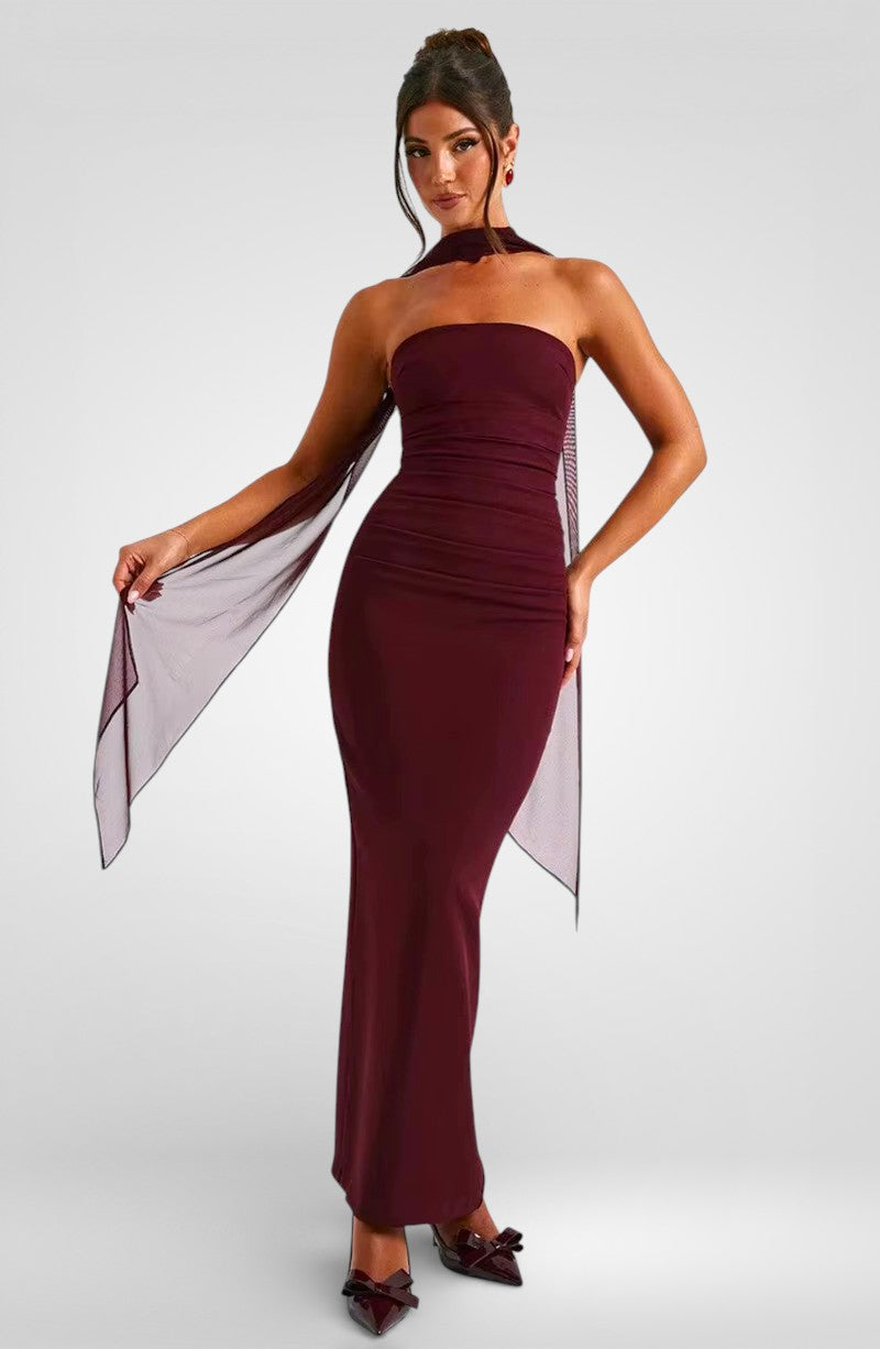 Vestido largo sin tirantes, ajustado y con pañuelo suelto en el cuello