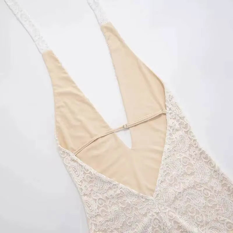 Tief ausgeschnittener, figurbetonter Jumpsuit aus Spitze 