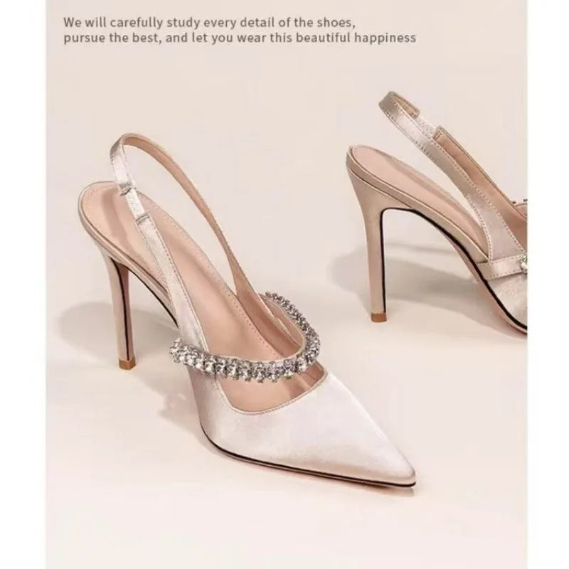 Spidse hæle med krystalrem – Slanke, elegante pumps til aftener