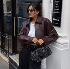 Vínově červená bunda z umělé kůže – minimalistické svrchní oblečení na zip