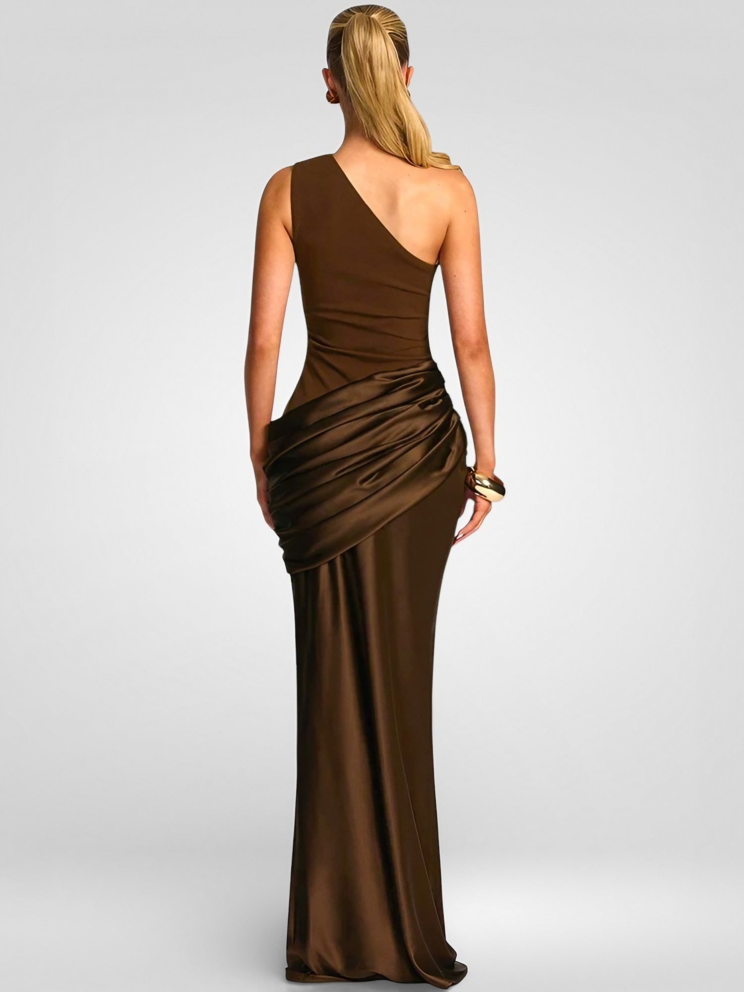 Figurbetontes, einseitig schulterfreies Maxikleid aus Satin