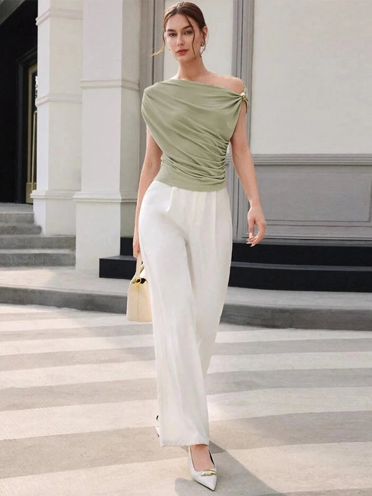 Nařasený crop top bez rukávů – elegantní streetwear styl s odhalenými rameny