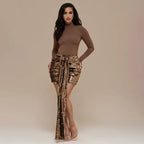 Glitzerndes zweiteiliges Set aus gerafftem Minirock und langärmeligem Oberteil