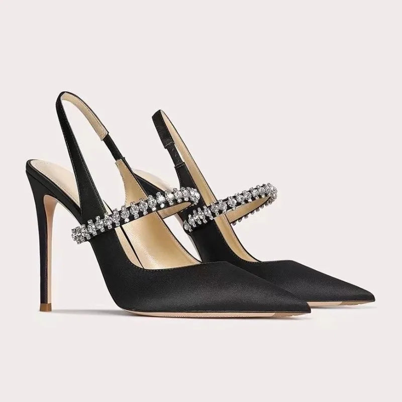 Spitz zulaufende Pumps mit Kristallriemchen – Schlanke, elegante Pumps für den Abend