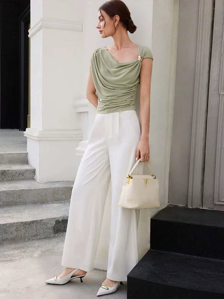 Nařasený crop top bez rukávů – elegantní streetwear styl s odhalenými rameny